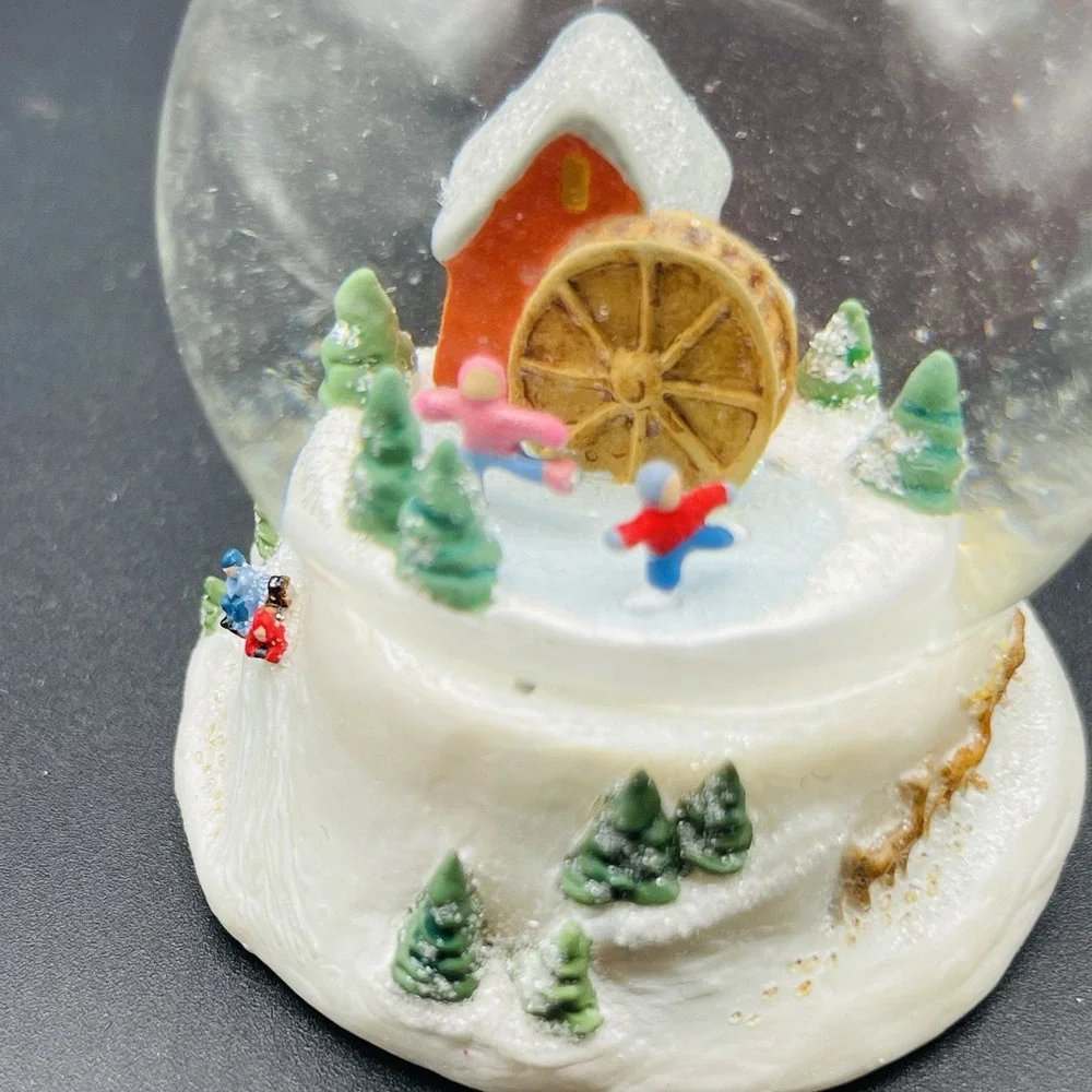 Hallmark Keepsake Ornament Winter Wonderland #4 Ice‎ Skaters Delight New 2005